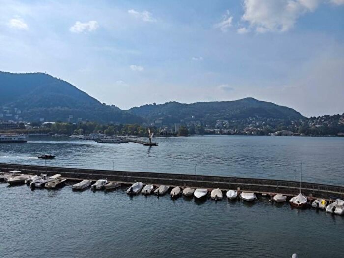 Appartamento quadrilocale in affitto in Viale Geno, Via Torno Via Geno, Como
