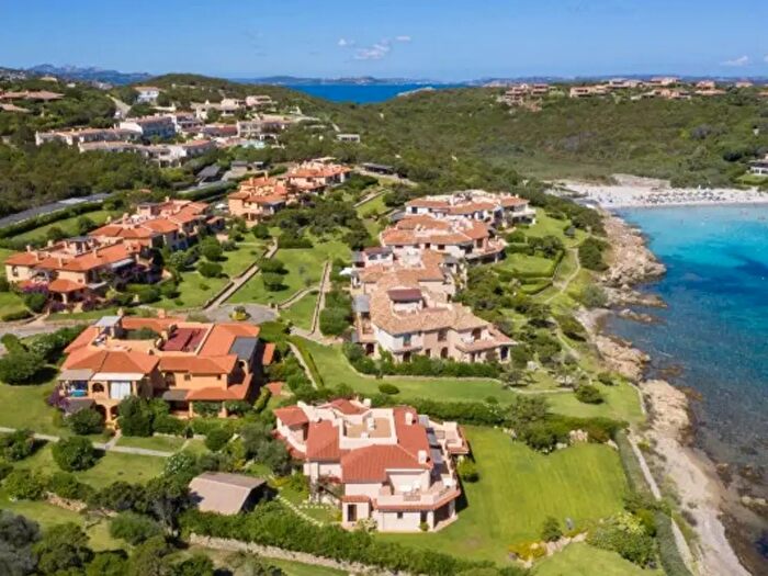 Appartamento con 6 locali in vendita in Via Cala Granu, Arzachena