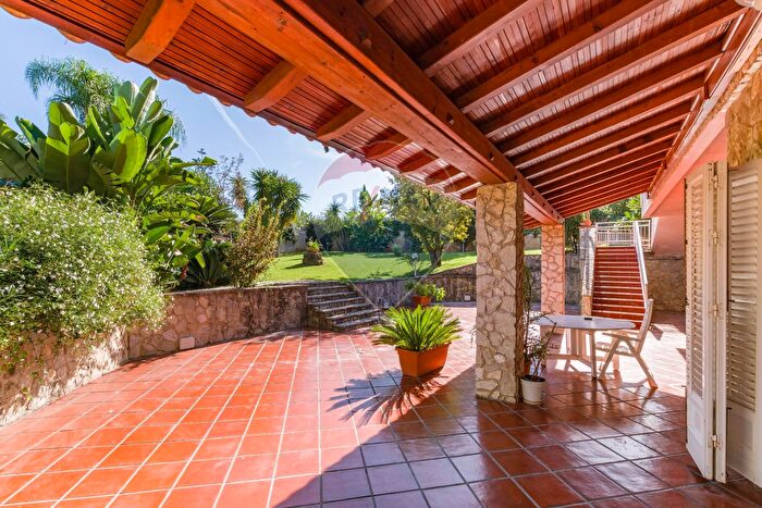 Casa con 8 locali in vendita in Viale Regione Siciliana Nord Ovest, Palermo