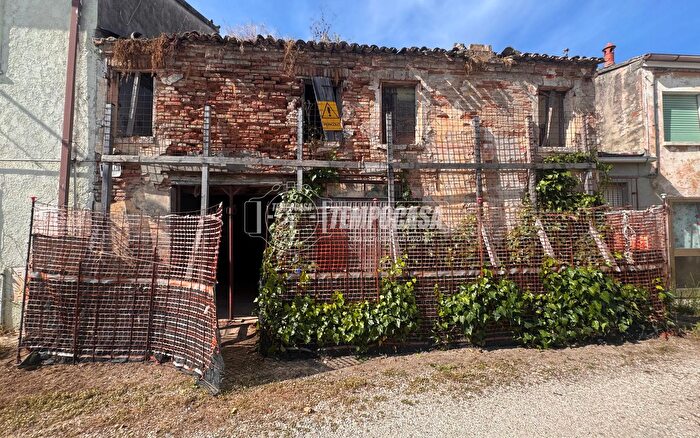 Casa con 7 locali in vendita in Via Michelangelo Buonarroti, Lagosanto