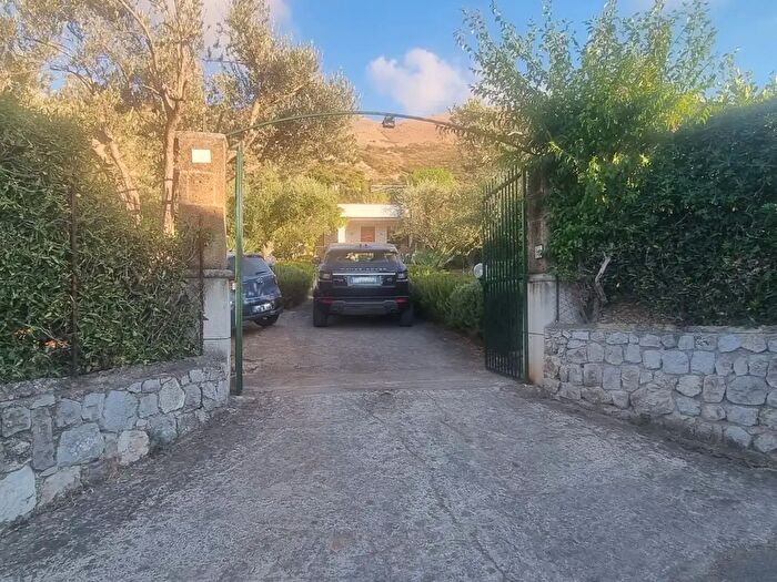 Casa quadrilocale in vendita in Via Giardinello, Carini