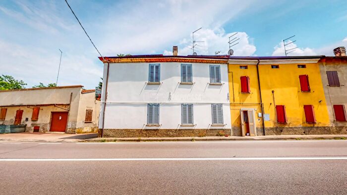 Casa con 5 locali in vendita in Strada Nazionale Ovest, Collecchio