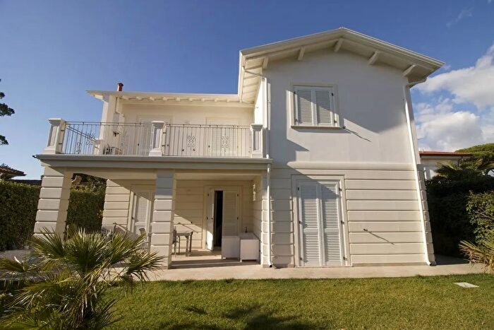 Casa con 6 locali in vendita in Via Ammiraglio Morin a, Forte Dei Marmi