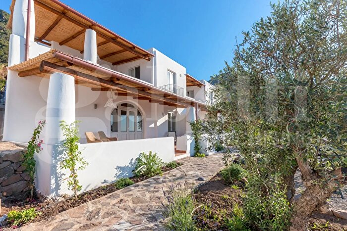 Appartamento quadrilocale in vendita in Via Tre Pietre, Malfa