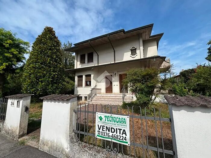 Casa con 7 locali in vendita in Via Cadore, Mantova
