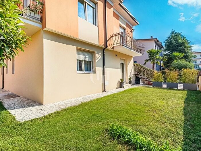 Appartamento quadrilocale in vendita in Desenzano Del Garda