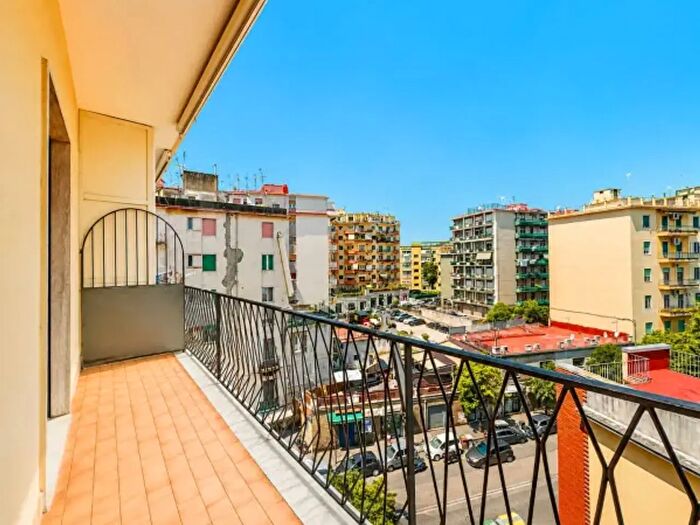 Appartamento trilocale in vendita in Via Pietro Castellino, Napoli