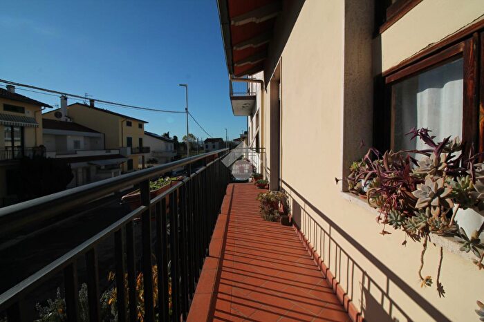 Casa con 10 locali in vendita in Via Lunga di Cafaggio, Prato