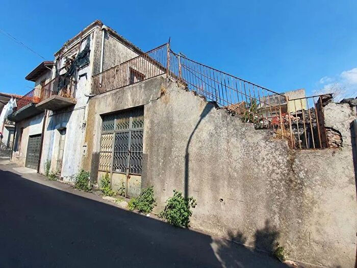 Casa con 7 locali in vendita in Nicolosi, Nicolosi