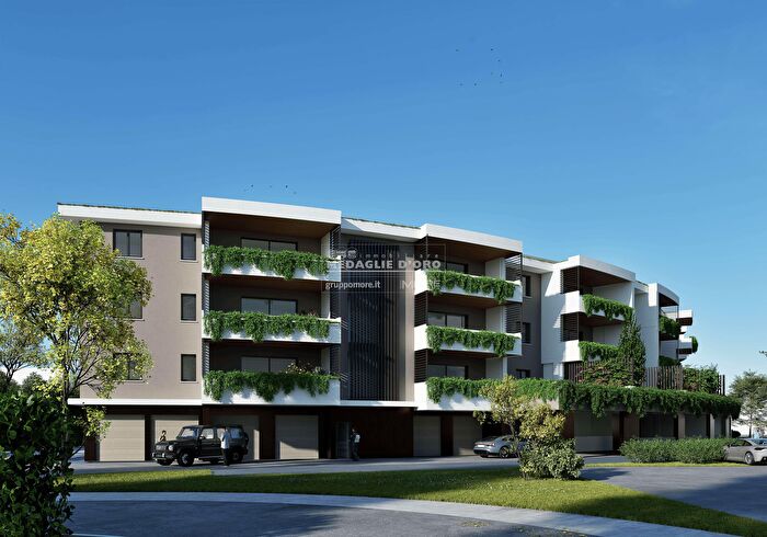 Appartamento trilocale in vendita in Via del Mercato, Modena