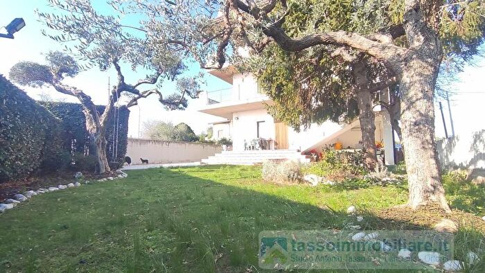 Casa con 10 locali in vendita in Ortona