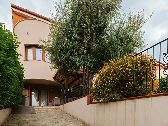 Casa quadrilocale in vendita in Via Russi, Ancona
