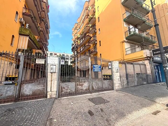 Appartamento trilocale in vendita in Via della Stadera, Napoli
