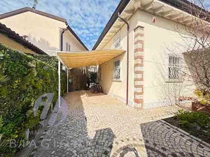 Casa con 8 locali in vendita in Forte Dei Marmi