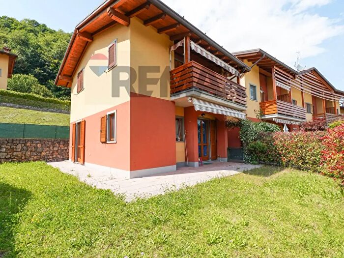 Appartamento trilocale in vendita in Via Tore', Bianzano