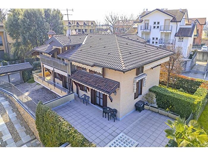 Casa con 8 locali in vendita in Venegono Inferiore