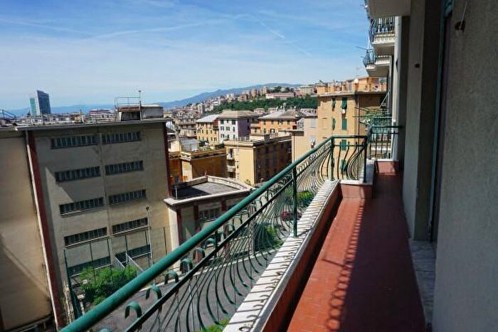 Appartamento trilocale in vendita in Via dei Landi, Genova