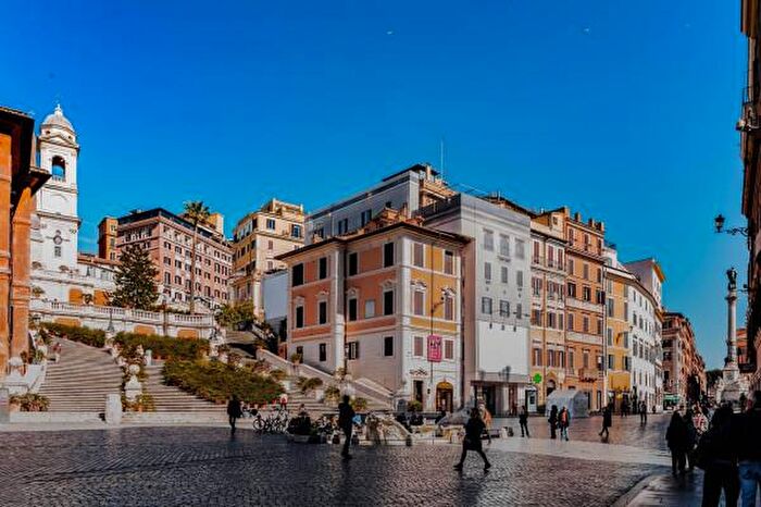 Appartamento trilocale in vendita in Via della Croce, Roma