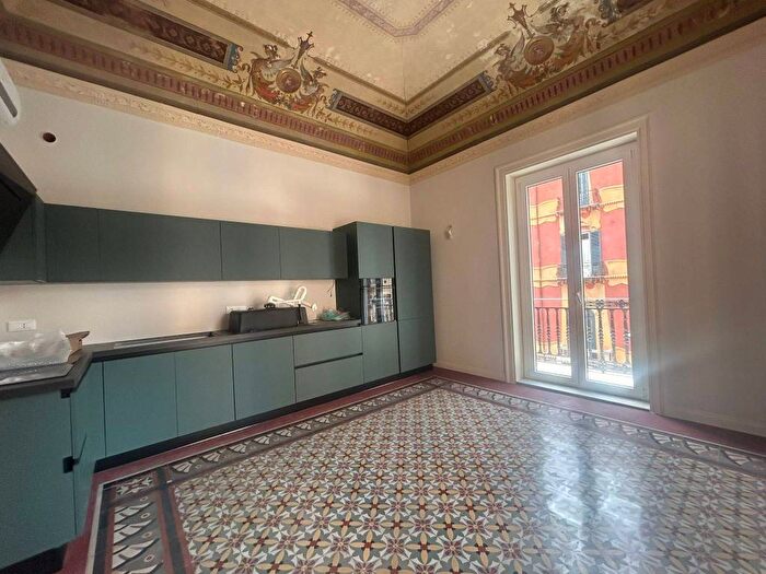 Appartamento trilocale in affitto in Via Gennaio, Politeama Ruggiero Settimo, Palermo