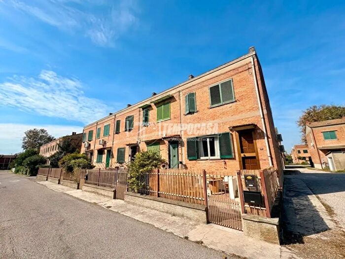 Appartamento trilocale in vendita in Viale Montecatini, Ferrara