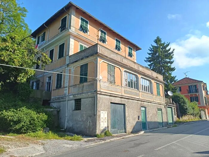 Appartamento con 6 locali in vendita in Via XXV Aprile, Mignanego