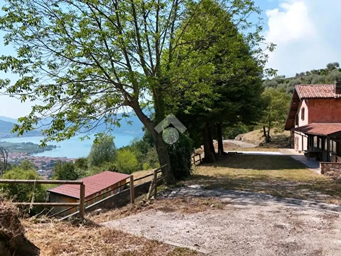 Casa quadrilocale in vendita in Via Silvio Bonomelli, Iseo