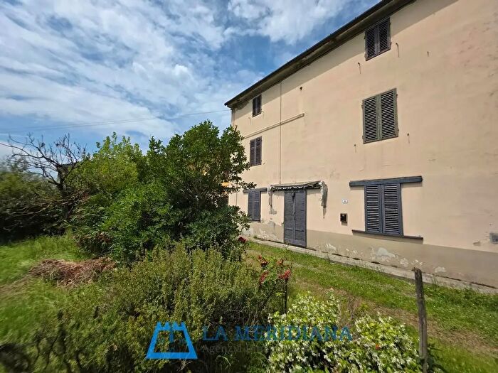 Casa con 7 locali in vendita in Larciano