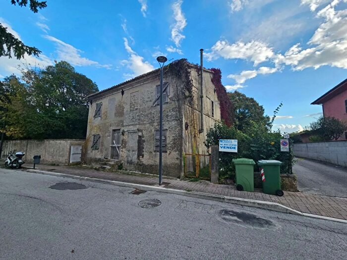 Casa con 10 locali in vendita in Via San Pietro, Montemarciano