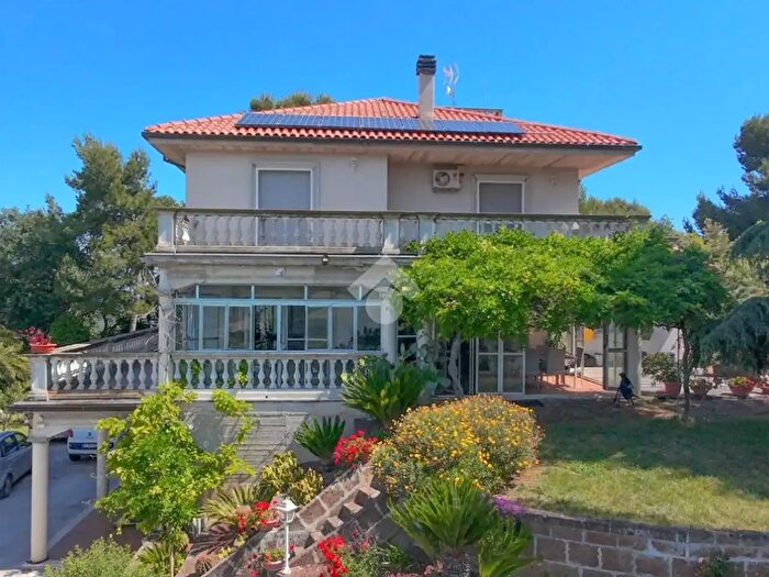 Casa con 16 locali in vendita in Contrada Magazzini, Ripatransone