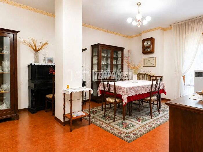 Appartamento quadrilocale in vendita in Via Pisacane, Modena