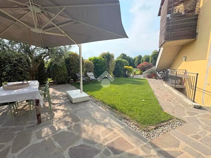 Appartamento con 6 locali in vendita in Via Don Carlo Gnocchi, Grumello Del Monte