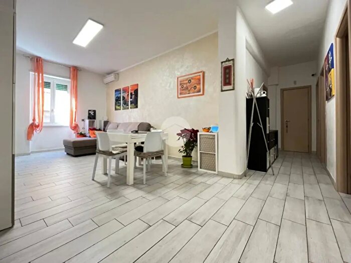 Appartamento trilocale in vendita in Piazza Cesare Cantù, Roma