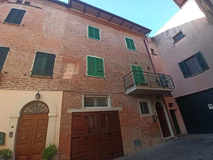 Appartamento quadrilocale in vendita in Via Roma, Castiglione Del Lago