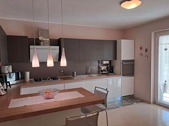 Casa con 7 locali in vendita in Via delle Acacie, Calvi Risorta