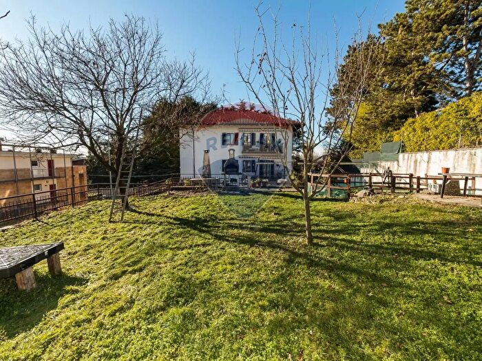 Appartamento quadrilocale in vendita in Via Santo Sudario, Besana In Brianza