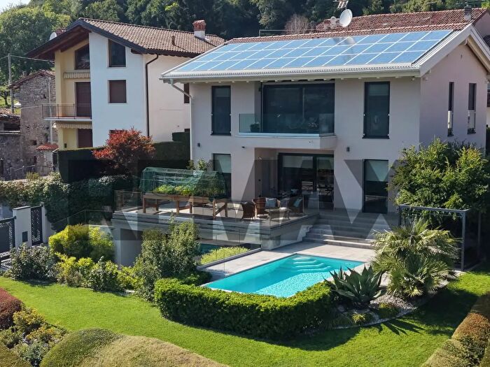 Casa con 11 locali in vendita in Solto Collina