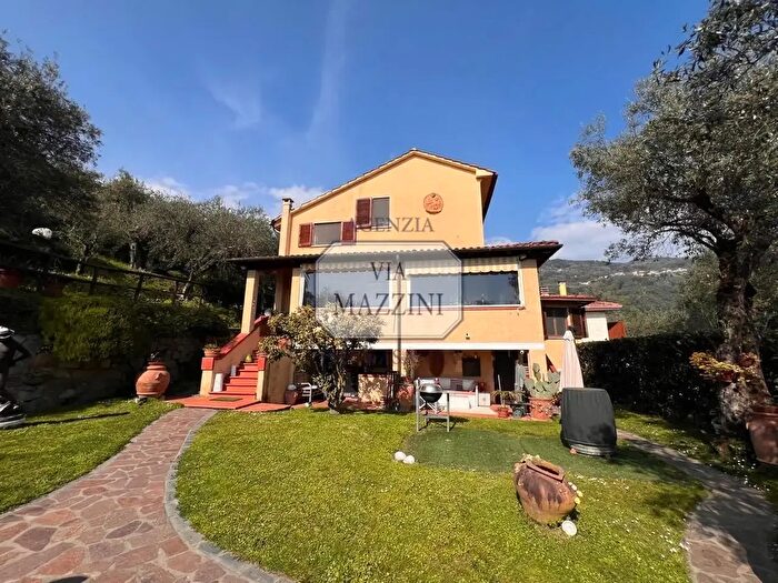 Casa con 9 locali in vendita in Ia della Fonda, Pietrasanta