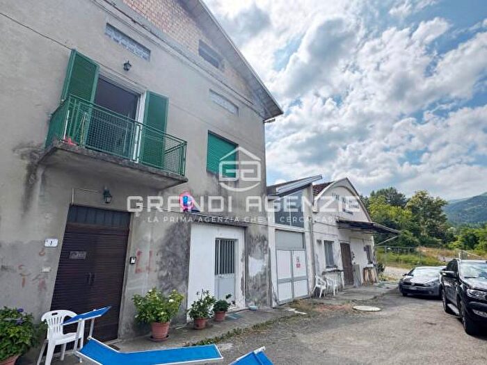 Casa con 6 locali in vendita in Via Grugola, Corniglio