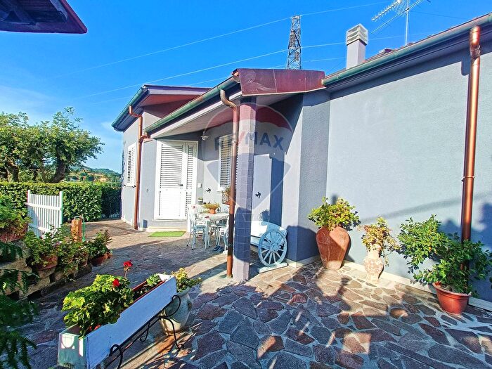 Casa con 5 locali in vendita in Castellina Marittima