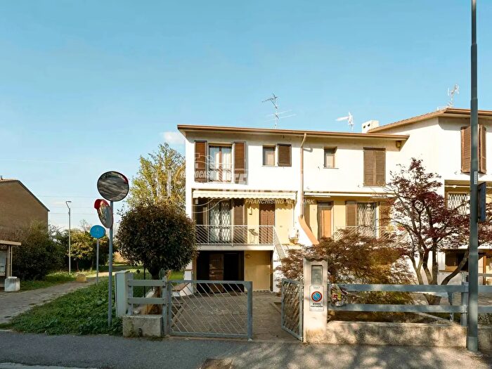 Casa quadrilocale in vendita in Via dell' Aquila, Cremona