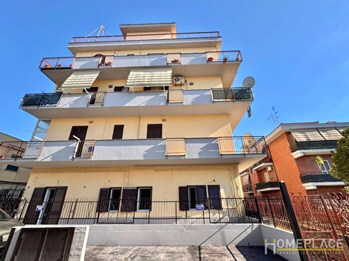 Appartamento trilocale in vendita in Via Rocco Pozzi, Torre Angela, Roma