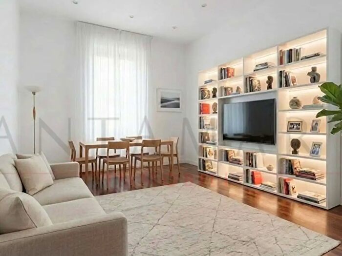 Appartamento trilocale in vendita in Via Luigi Settembrini, Milano