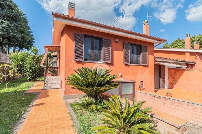 Casa con 7 locali in vendita in Manziana