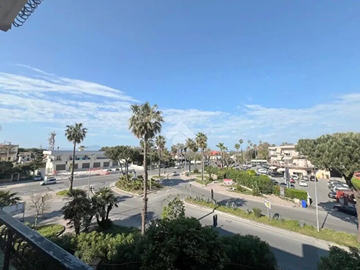 Appartamento trilocale in vendita in Via Staffetta, Giugliano In Campania