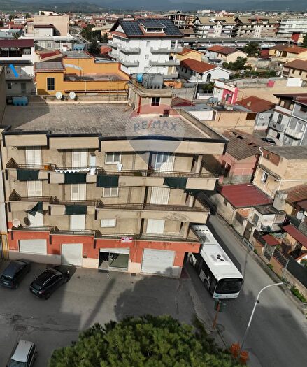 Appartamento con 8 locali in vendita in Via Venezia, Gela