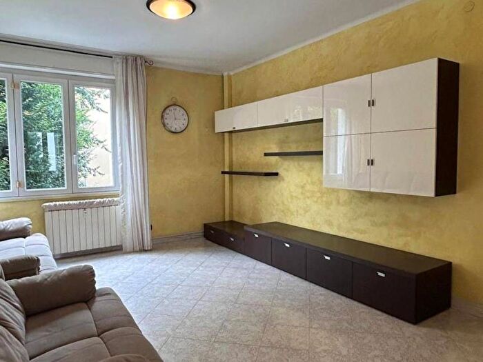 Appartamento trilocale in affitto in Via Vittorio Barzoni, Corvetto, Milano