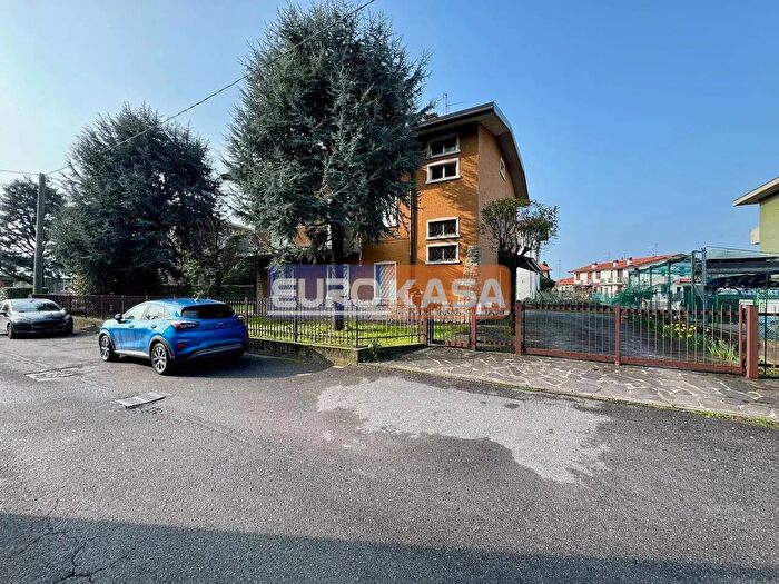 Casa con 7 locali in vendita in Via Montesanto, Osio Sopra