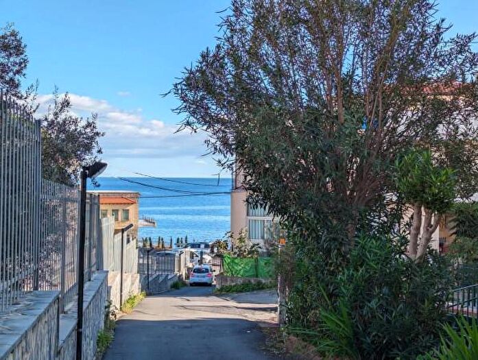 Appartamento quadrilocale in vendita in Via Livorno, Aci Castello