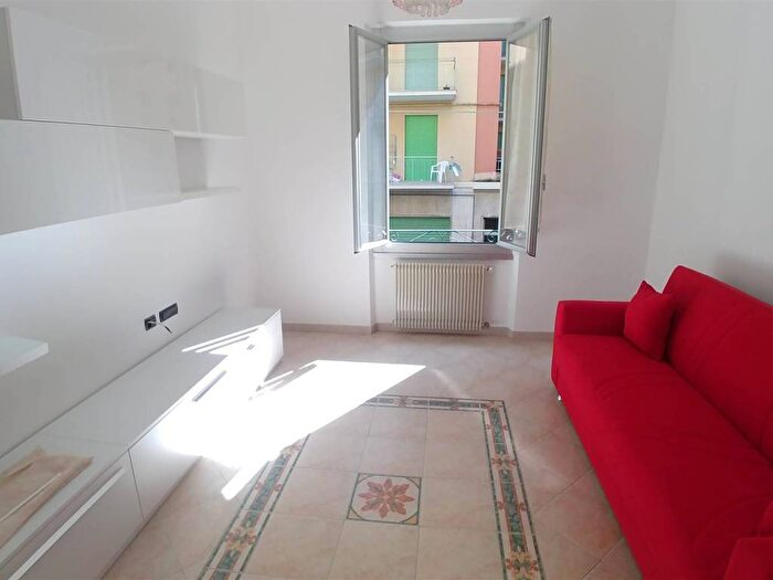 Appartamento con 6 locali in affitto in Bolzaneto, Genova