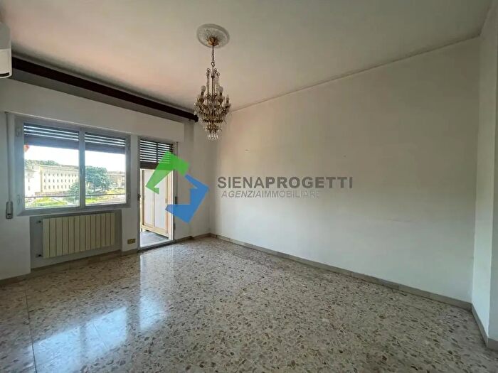 Appartamento trilocale in vendita in Via Quinto Settano, Siena